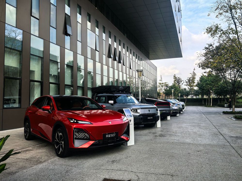 Technology Leads Global Win Win - Visiting Chang'an Global R&D Center with Overseas Customers